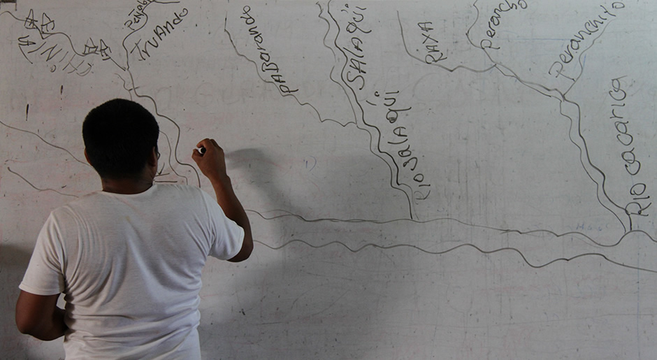 Indigena-Emberá-explica la localización de los resguardos en la cuenca del Río Atrato.jpg