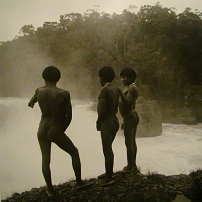 Niños makuna en las cataratas de rio Yayacopi