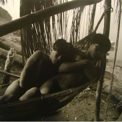Niños makuna en una hamaca