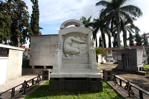 Tumba de Jorge Isaacs en el cementerio San Pedro de Medellín.jpg