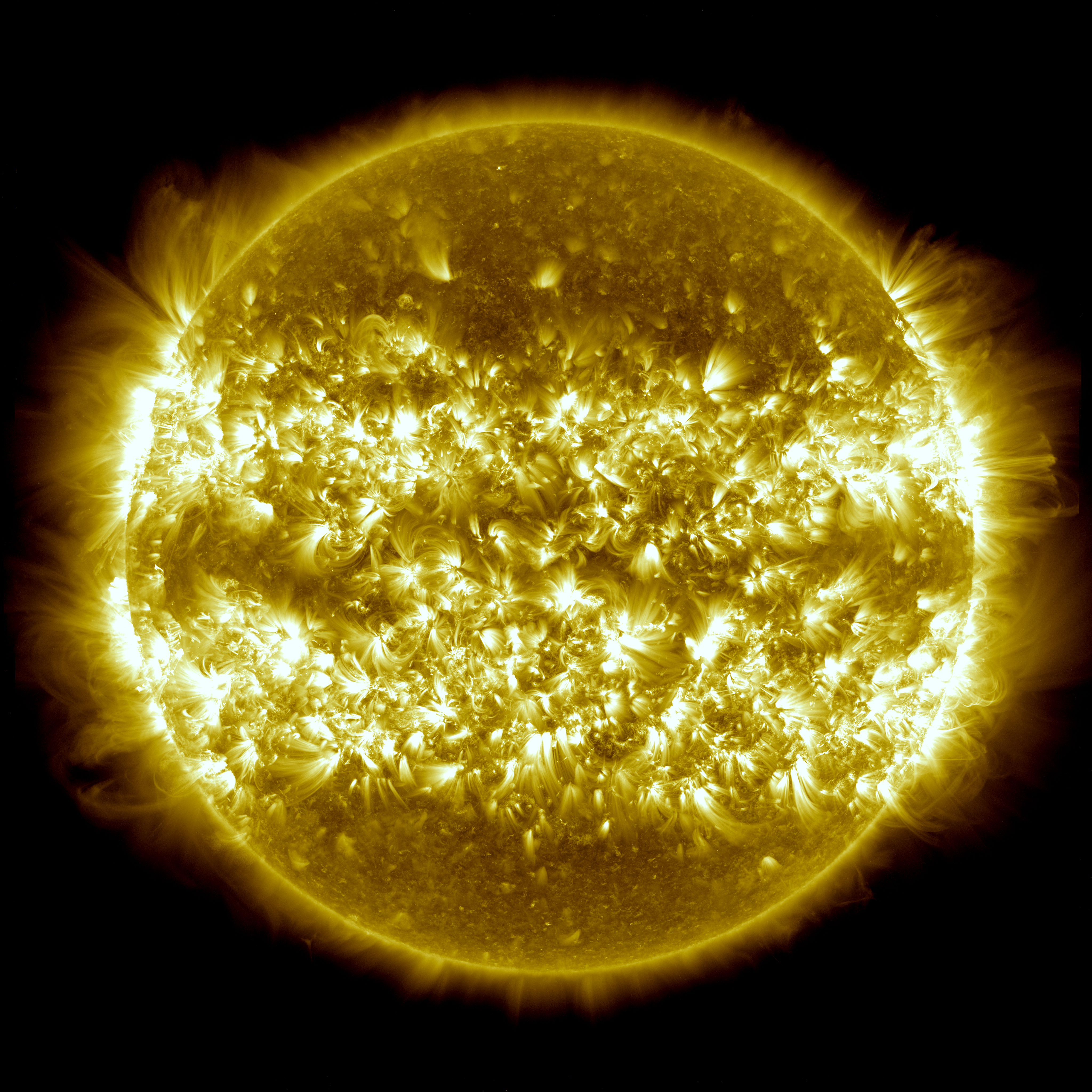 Imagen del Sol creada a partir de veinticinco imágenes independientes obtenidas entre 2012 y 2013 cerca del último máximo solar 