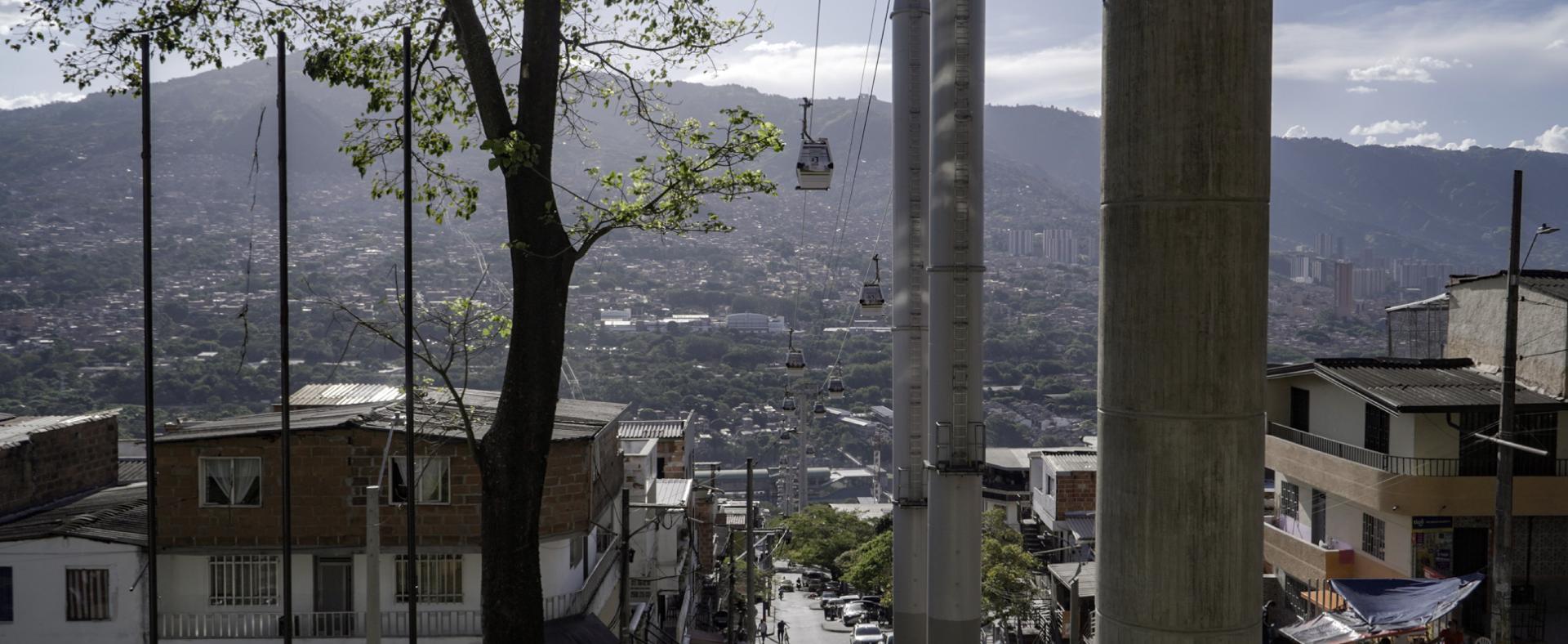 Imagen de banner jovenes bajando escaleras 